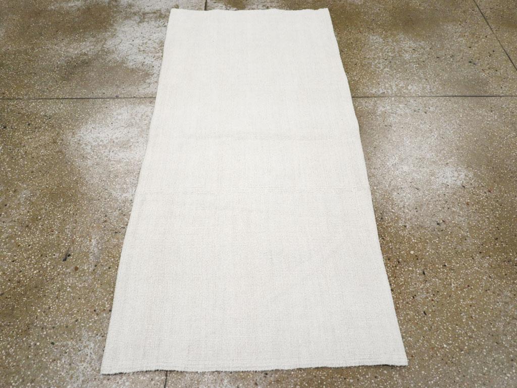 Alfombra turca Kilim de tejido plano, hecha a mano a mediados del siglo XX.

Medidas: 2' 8