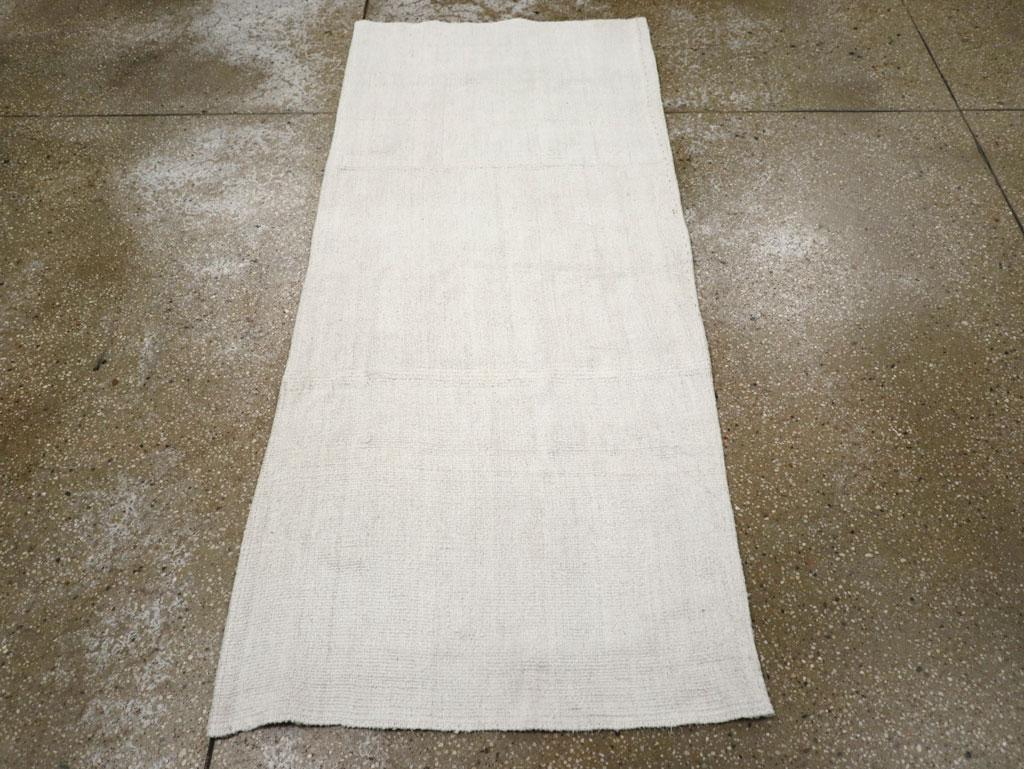 Ein türkischer Flachgewebe-Kilim-Teppich, der Mitte des 20. Jahrhunderts handgefertigt wurde.

Maße: 2' 6