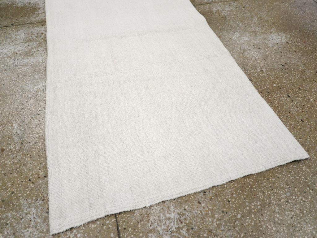 Alfombra turca de tejido plano Kilim de mediados del siglo XX hecha a mano en Excelente estado para la venta en New York, NY