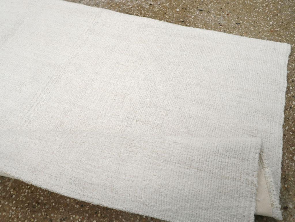 Alfombra turca de tejido plano Kilim de mediados del siglo XX hecha a mano Cáñamo en venta