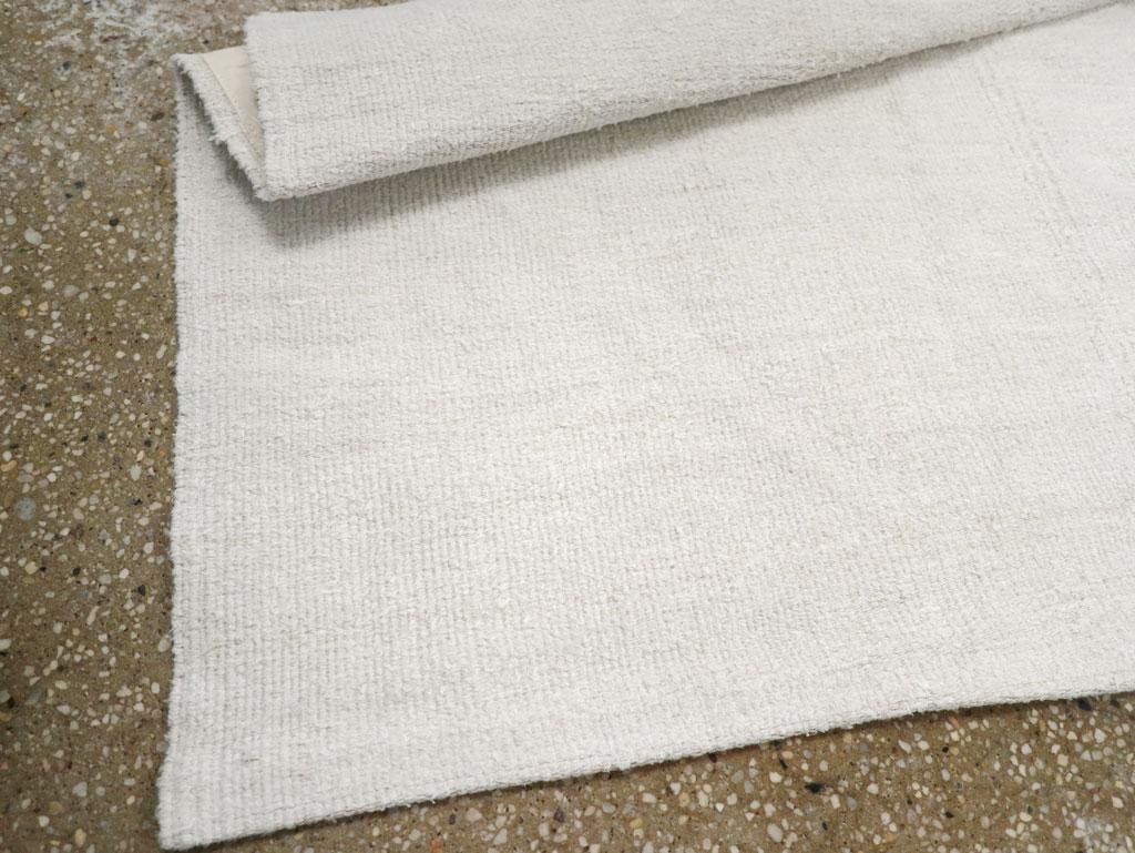 Alfombra turca de tejido plano Kilim de mediados del siglo XX hecha a mano en venta 1