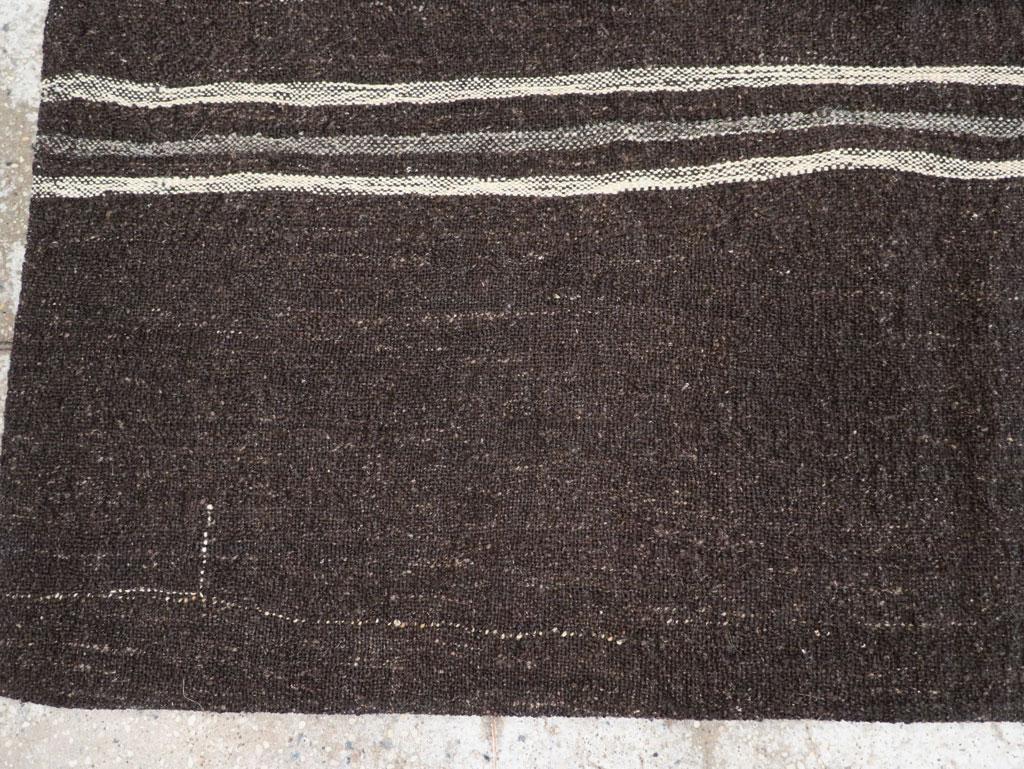 Handgefertigter türkischer Flachgewebe-Kelim-Überwurfteppich in Braun-Schwarz, Mitte des 20. Jahrhunderts (Handgewebt) im Angebot