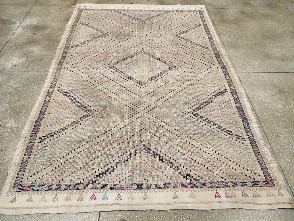 Mid-20th Century Handmade Turkish Flatweave Small Room Size Carpet In Excellent Condition For Sale In New York, NY