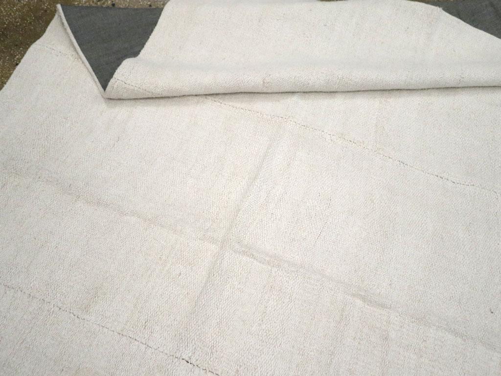 Mid-20th Century Handmade Turkish Hemp Flatweave Kilim Room Size Carpet in White For Sale 5