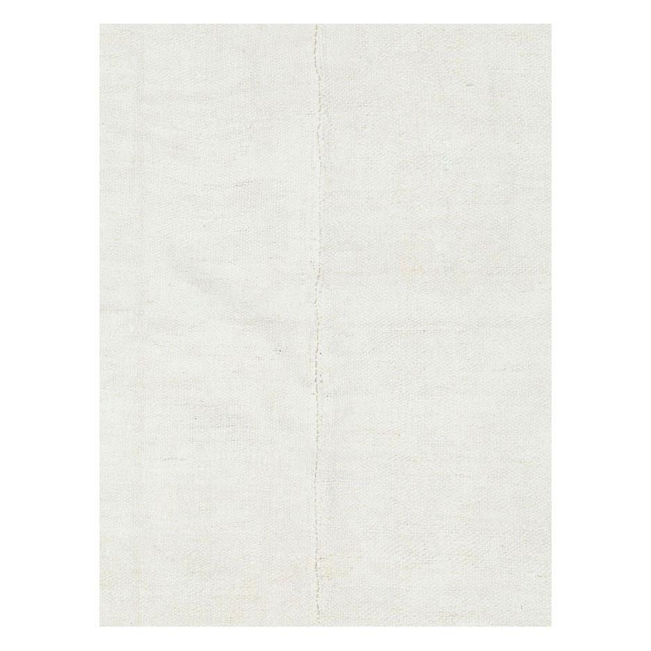 Un tapis Kilim turc vintage à tissage plat à ourlet, de petite taille, en blanc, fabriqué à la main au milieu du 20e siècle.

Mesures : 7' 8