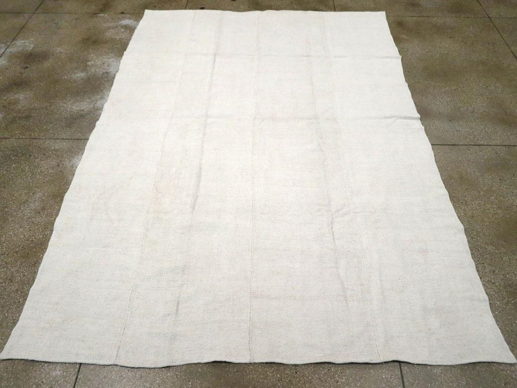 Mid-20th Century Handmade Turkish Hemp Flatweave Kilim Room Size Carpet in White In Excellent Condition For Sale In New York, NY