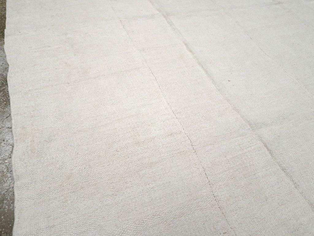 Tapis Kilim turc à ourlet plat tissé à la main du milieu du 20e siècle en blanc, de taille normale pour une pièce Excellent état - En vente à New York, NY