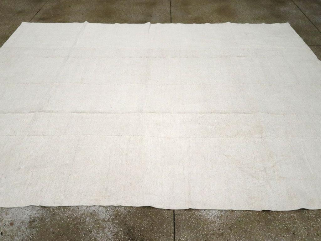 Mid-20th Century Handmade Turkish Hemp Flatweave Kilim Room Size Carpet in White For Sale 2