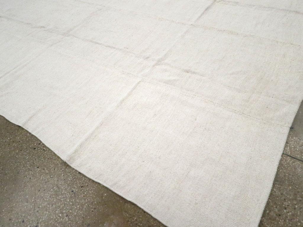 Handgefertigter türkischer Flachgewebter Kelim-Teppich in Zimmergröße in Weiß, Mitte des 20. Jahrhunderts im Angebot 1