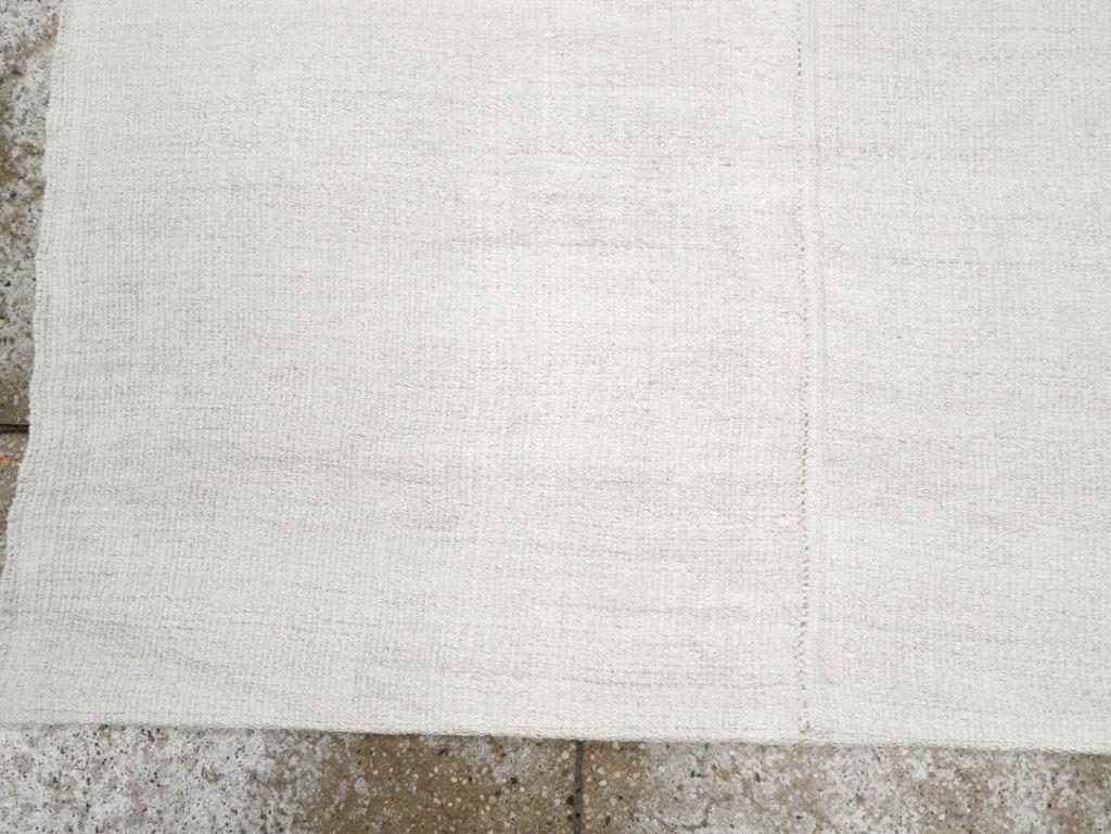 Mid-20th Century Handmade Turkish Hemp Flatweave Kilim Throw Rug in White In Excellent Condition For Sale In New York, NY