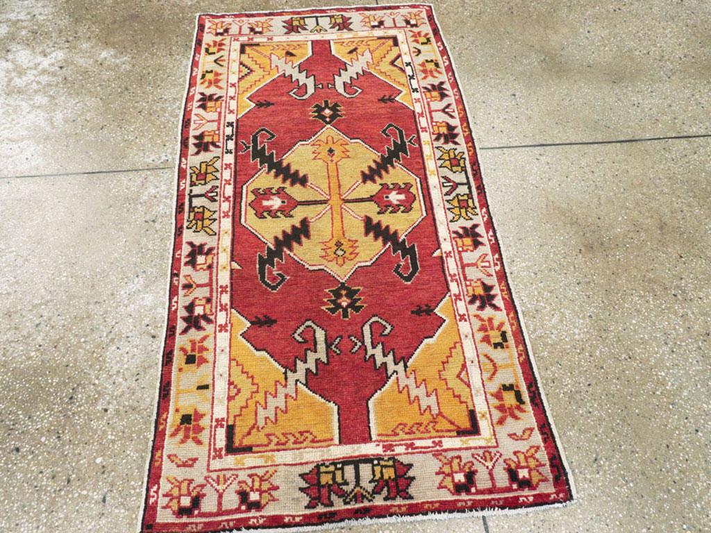 Mid-20th Century Handmade Turkish Oushak Throw Rug In Excellent Condition For Sale In New York, NY