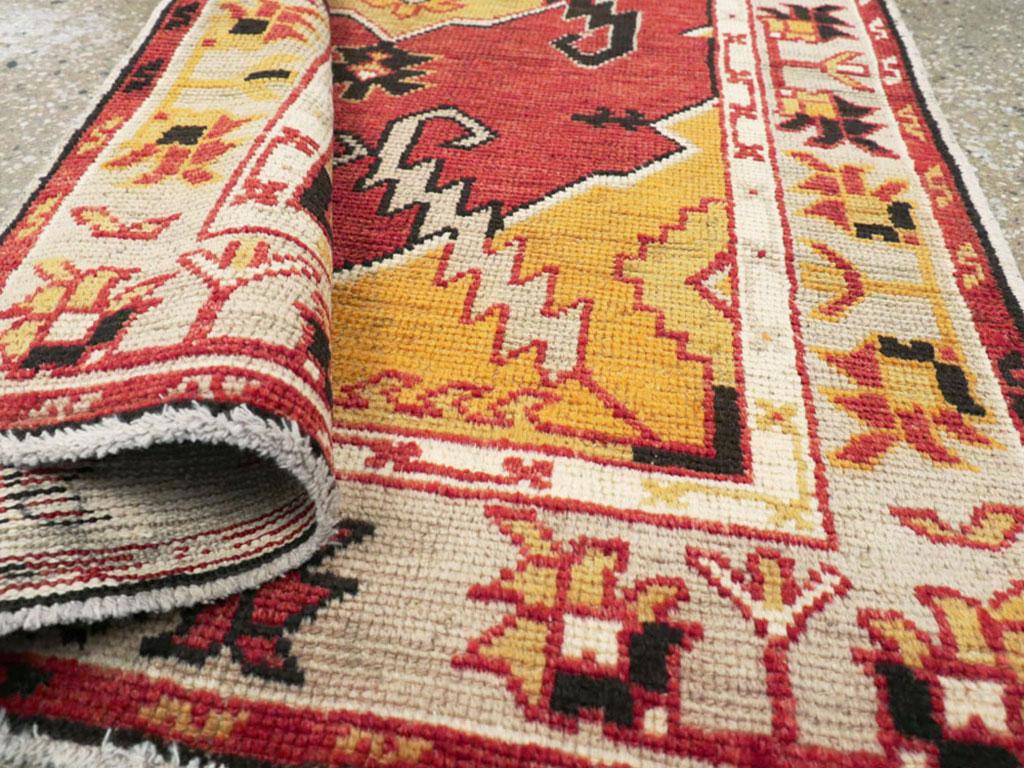 Mid-20th Century Handmade Turkish Oushak Throw Rug For Sale 3