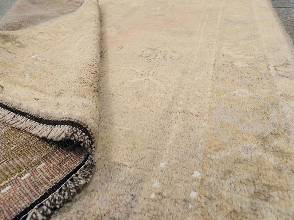 Mitte des 20. Jahrhunderts handgefertigter türkischer Oushak-Würfelteppich in gedämpften neutralen Tönen im Angebot 2