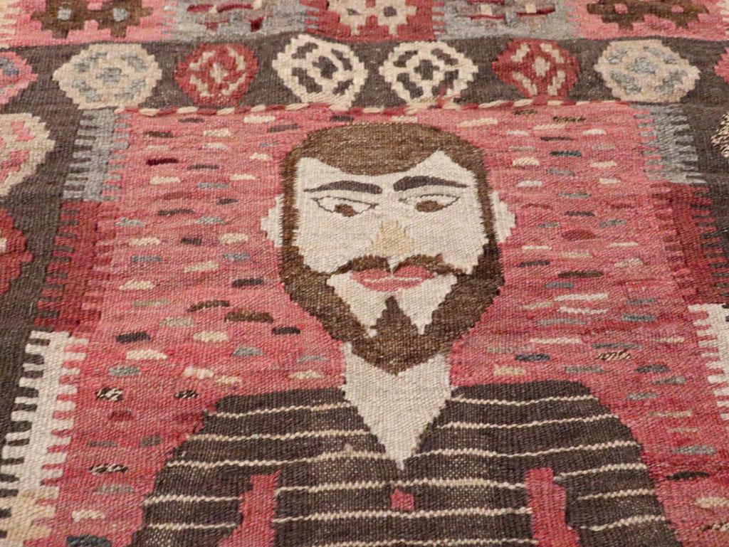 Handgefertigter türkischer flachgewebter quadratischer Kelim-Teppich mit Bildmotiv, Mitte des 20. Jahrhunderts (Türkisch) im Angebot