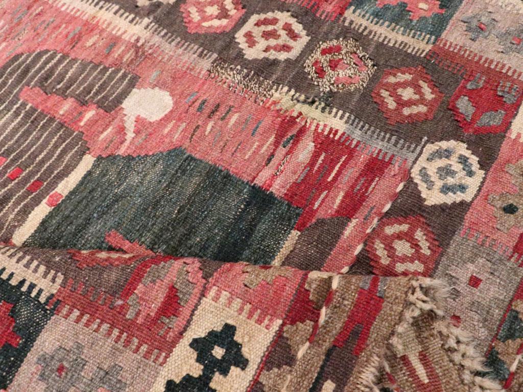 Handgefertigter türkischer flachgewebter quadratischer Kelim-Teppich mit Bildmotiv, Mitte des 20. Jahrhunderts (Wolle) im Angebot