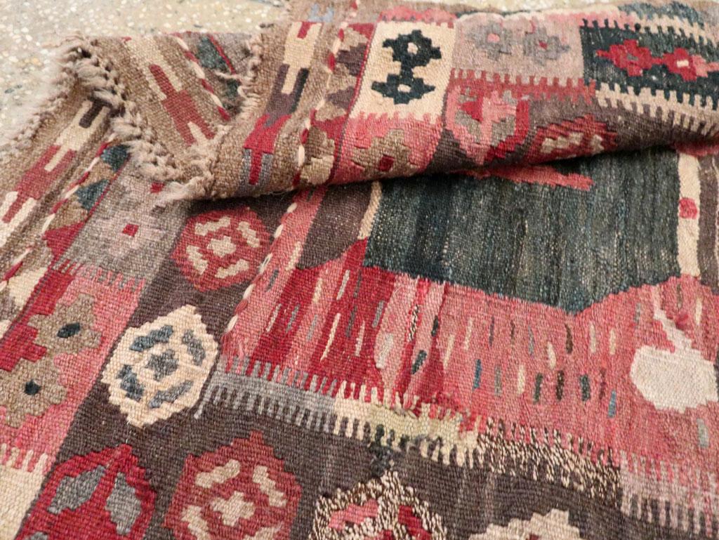 Handgefertigter türkischer flachgewebter quadratischer Kelim-Teppich mit Bildmotiv, Mitte des 20. Jahrhunderts im Angebot 1