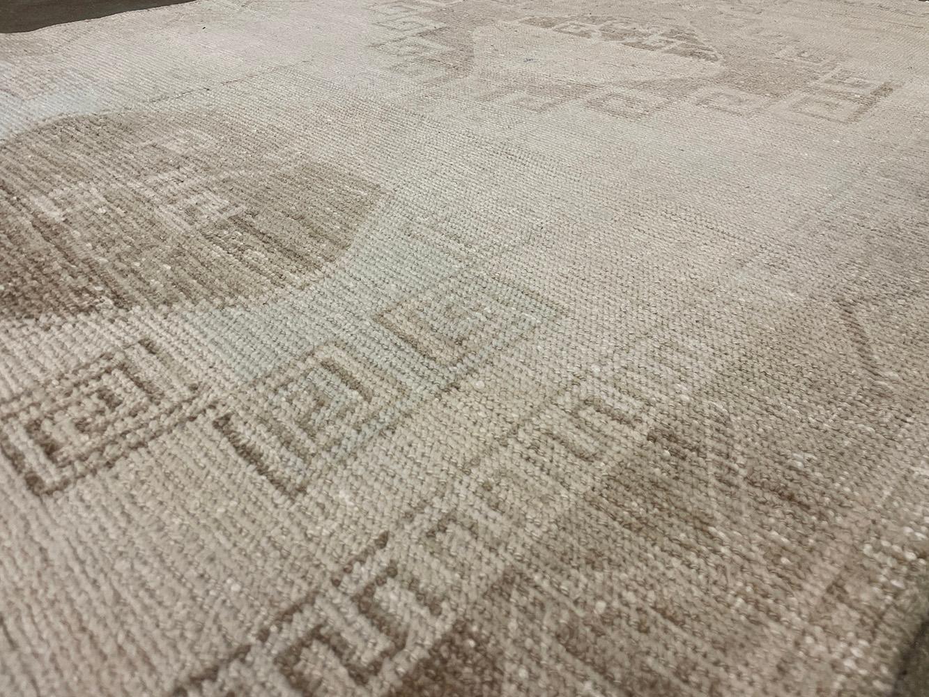 Runner turco fatto a mano della metà del 20° secolo della collezione Silk Road Rug Inc in vendita 3