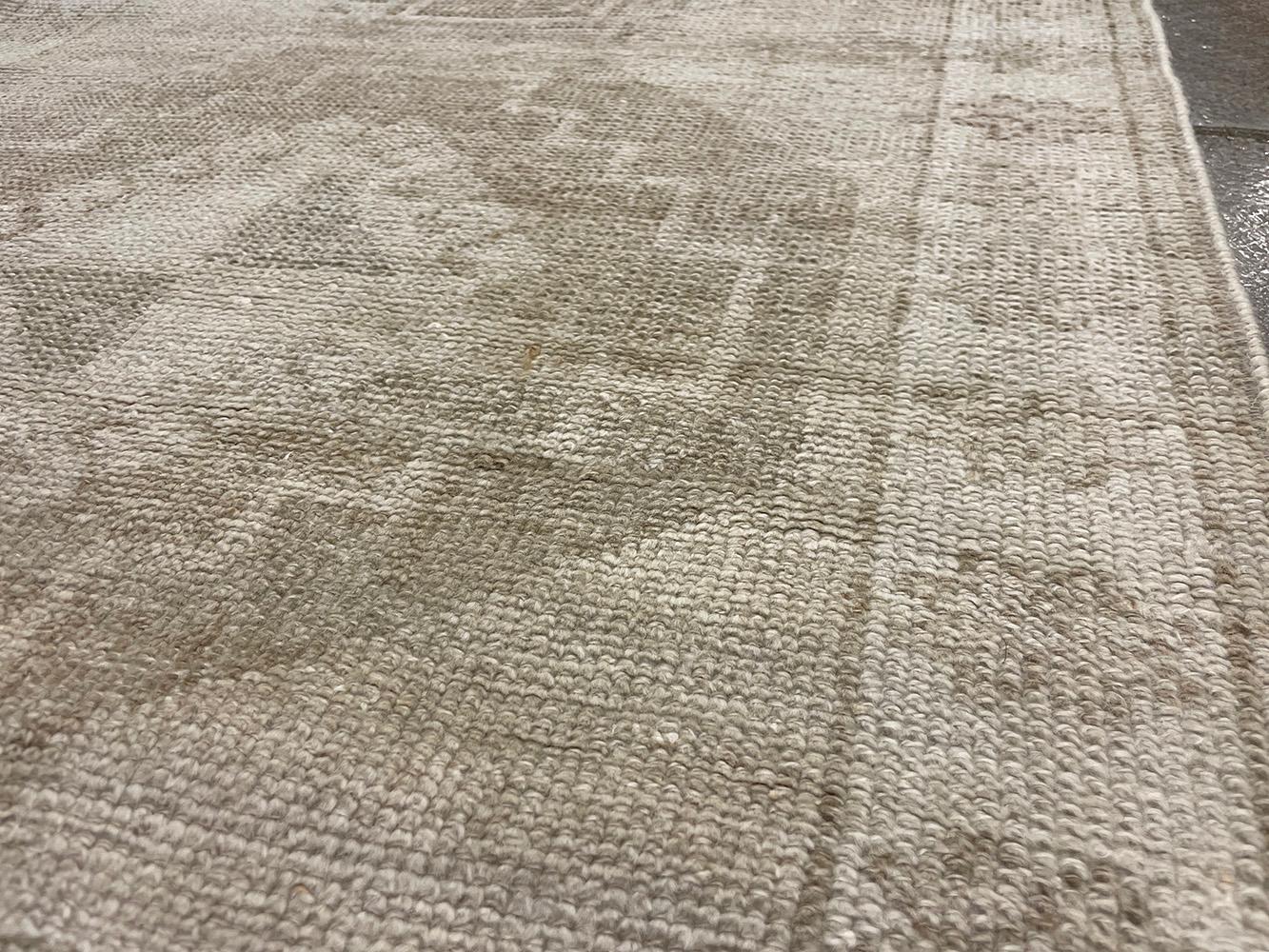 Runner turco fatto a mano della metà del 20° secolo della collezione Silk Road Rug Inc in vendita 2
