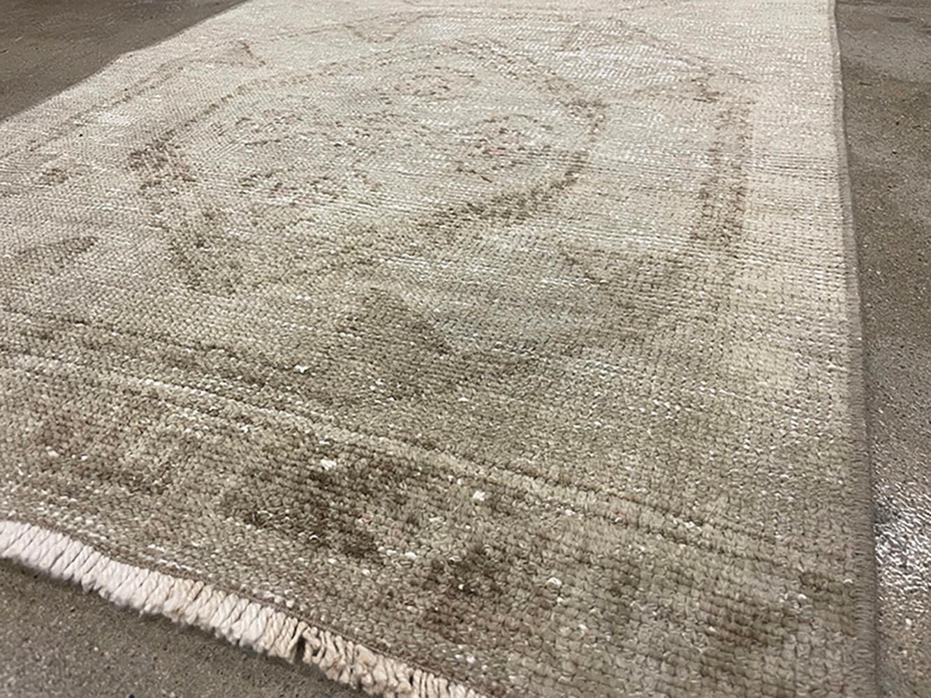 Runner turco fatto a mano della metà del 20° secolo della collezione Silk Road Rug Inc in vendita 2