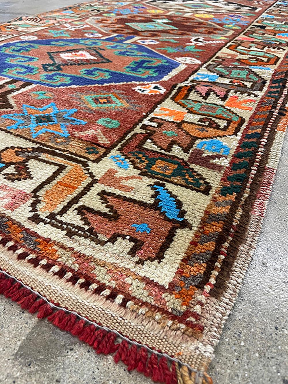 Runner turco fatto a mano della metà del 20° secolo della collezione Silk Road Rug Inc in vendita 2
