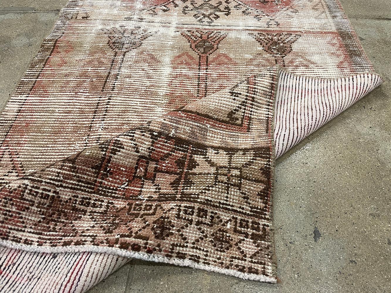 Runner turco fatto a mano della metà del 20° secolo della collezione Silk Road Rug Inc in vendita 2