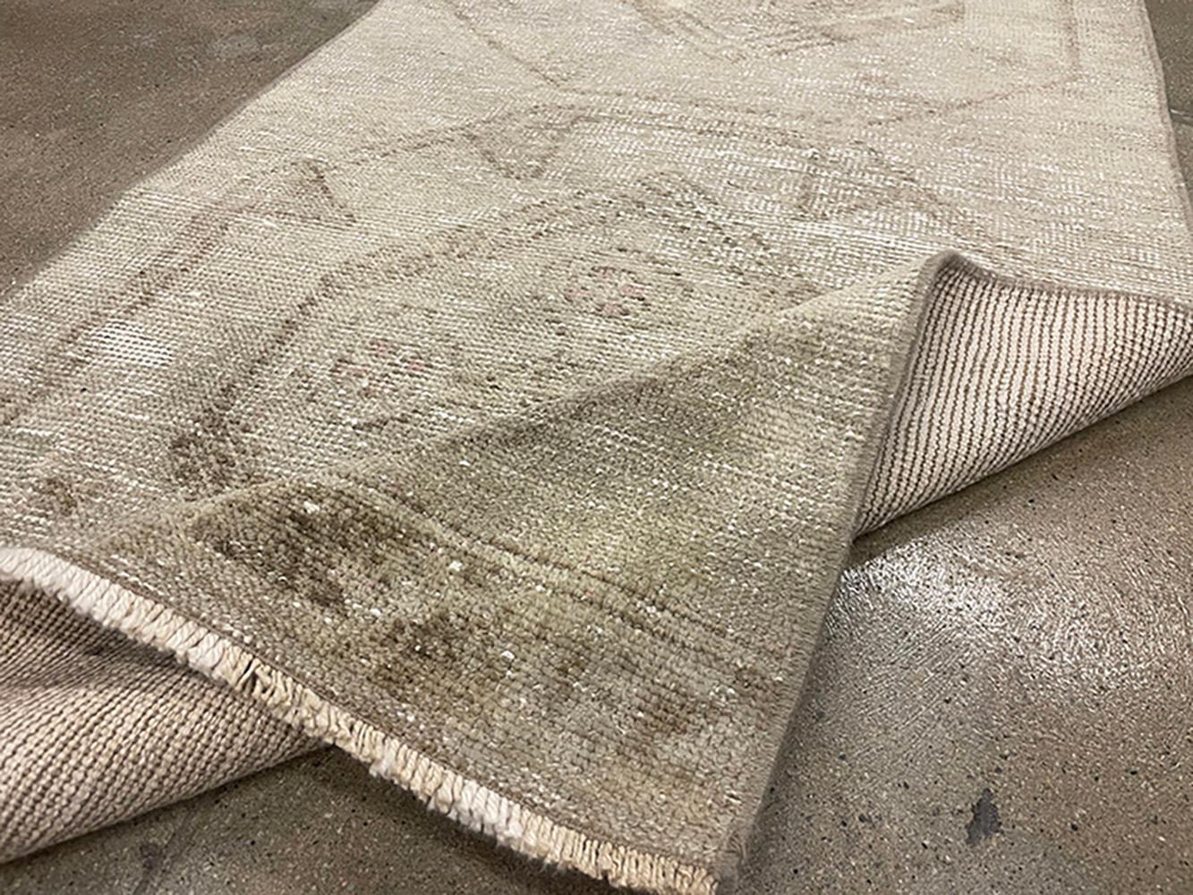 Runner turco fatto a mano della metà del 20° secolo della collezione Silk Road Rug Inc in vendita 3