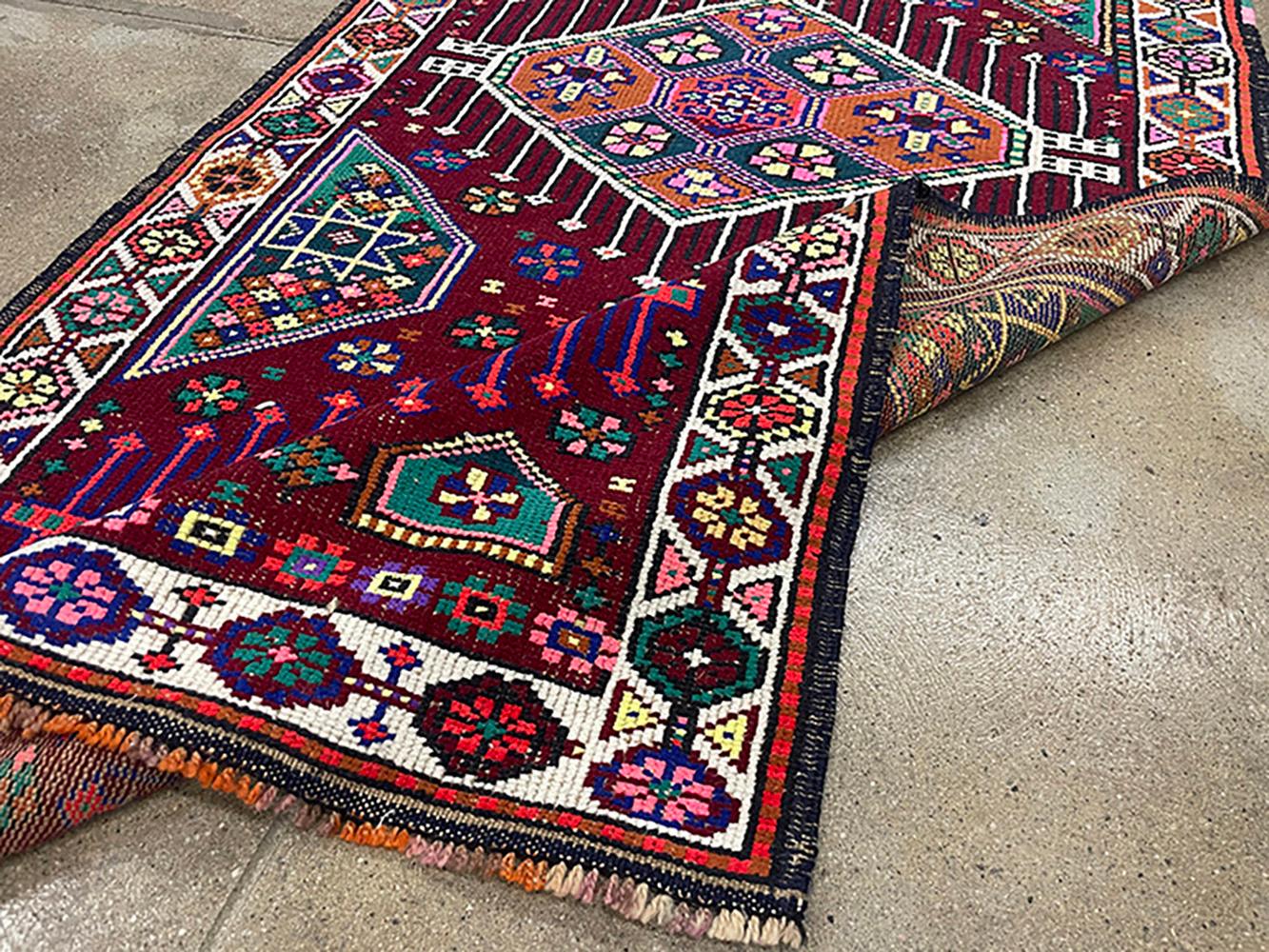 Runner turco fatto a mano della metà del 20° secolo della collezione Silk Road Rug Inc in vendita 3