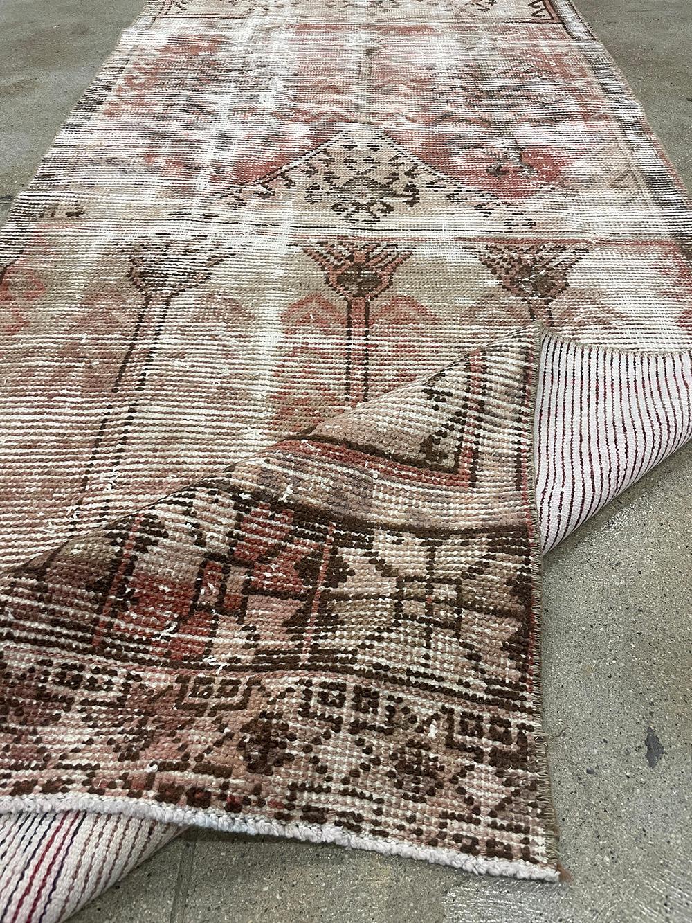 Runner turco fatto a mano della metà del 20° secolo della collezione Silk Road Rug Inc in vendita 3