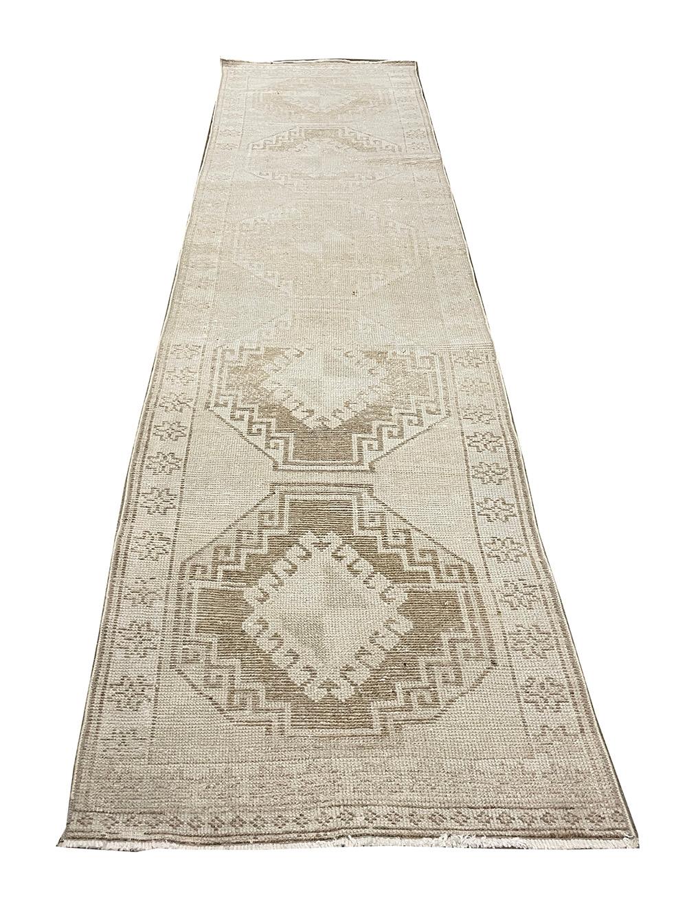 Runner turco fatto a mano della metà del 20° secolo della collezione Silk Road Rug Inc in vendita 4