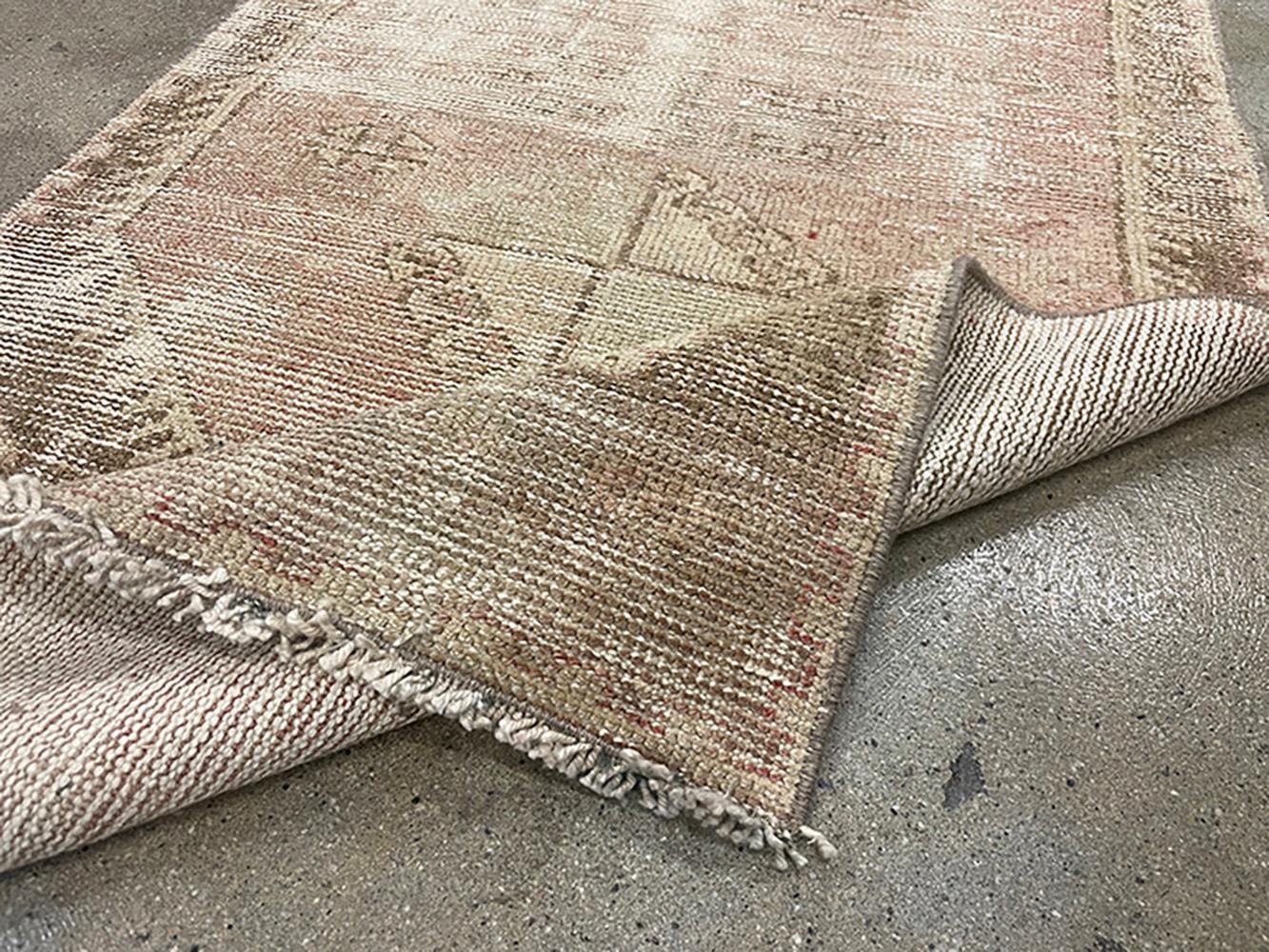 Runner turco fatto a mano della metà del 20° secolo della collezione Silk Road Rug Inc in vendita 5