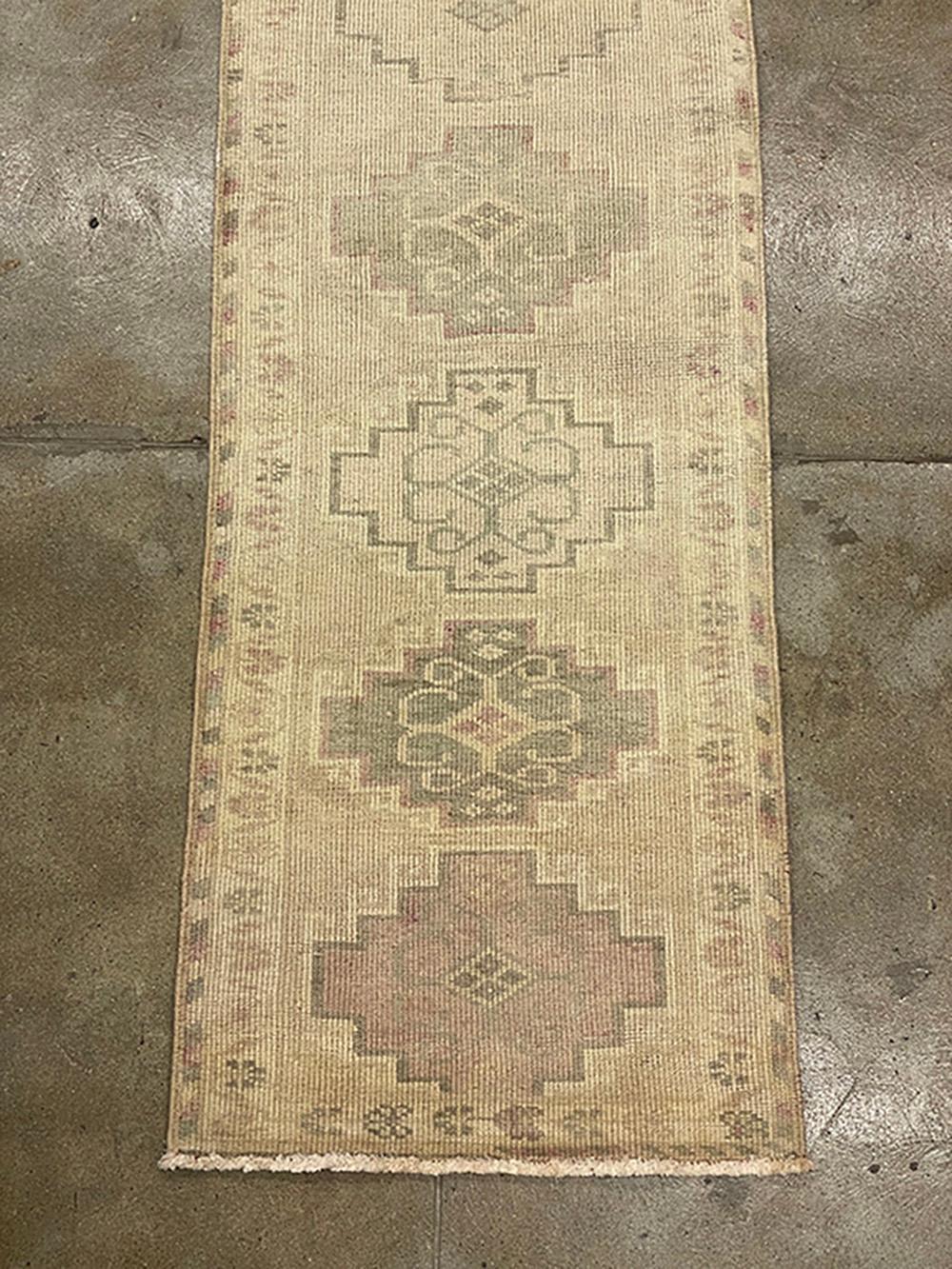 Vintage Turkish Rug 4345, Herkunftsland: Türkische Teppiche, Circa-Datum: 1950 - Dieser atemberaubende türkische Teppich ist mehr als nur ein Dekorationsstück - er ist ein Kunstwerk. Er wurde in der Mitte des 20. Jahrhunderts gewebt, etwa um 1950.