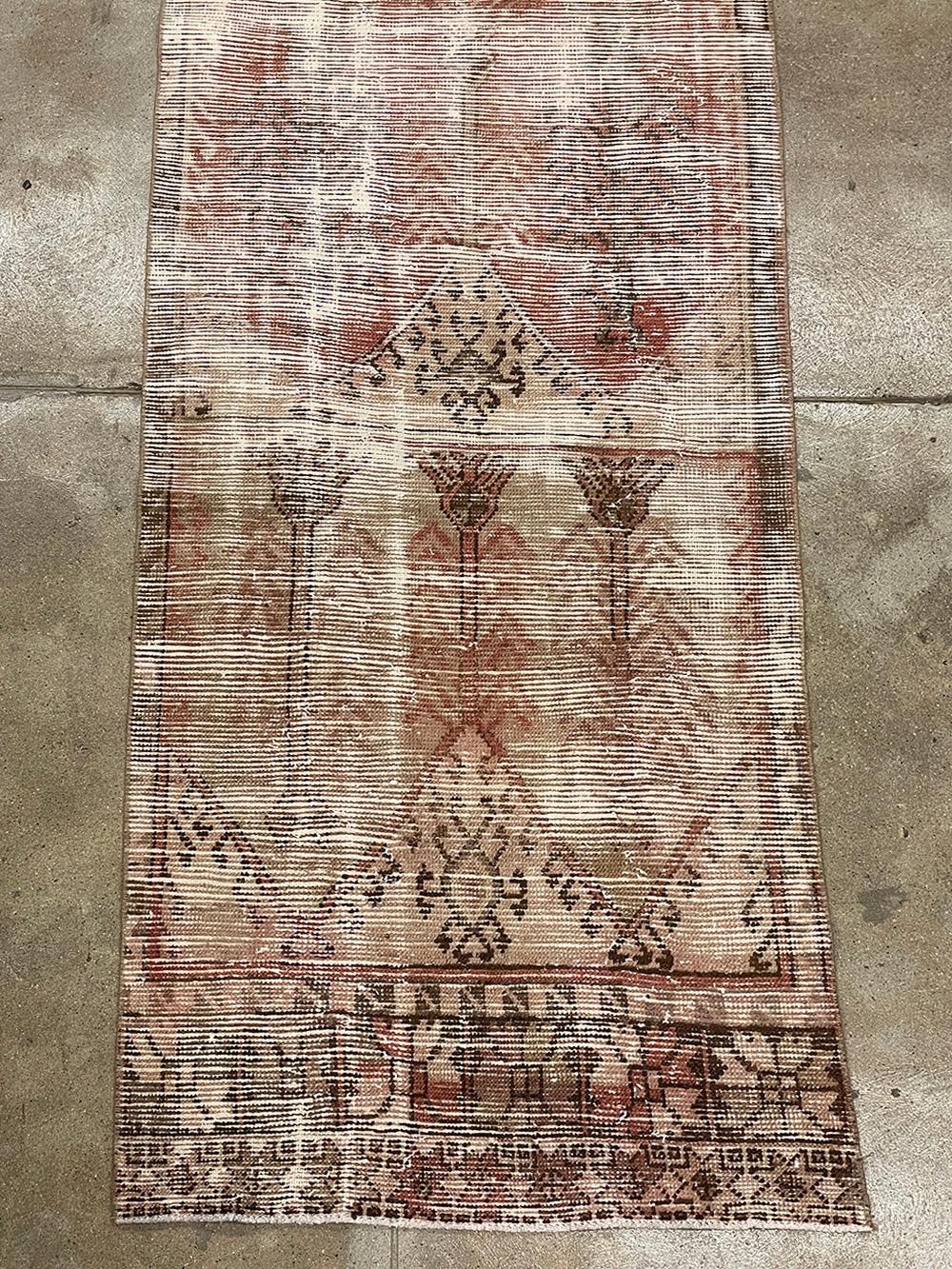 Vintage Runner turco 6433, Paese d'origine: Tappeti turchi, Data approssimativa: 1950 - Questo splendido tappeto turco è più di un semplice oggetto d'arredamento: è un'opera d'arte. È stato tessuto a metà del XX secolo, intorno al 1950. Il design