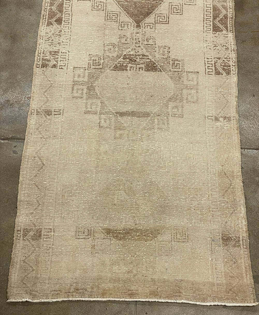 Turco Runner turco fatto a mano della metà del 20° secolo della collezione Silk Road Rug Inc in vendita