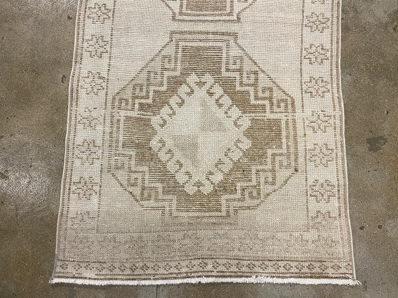 Tribale Runner turco fatto a mano della metà del 20° secolo della collezione Silk Road Rug Inc in vendita