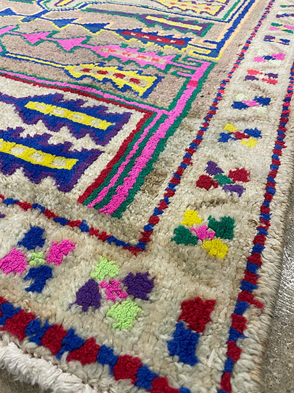 Moderno Runner turco fatto a mano della metà del 20° secolo della collezione Silk Road Rug Inc in vendita