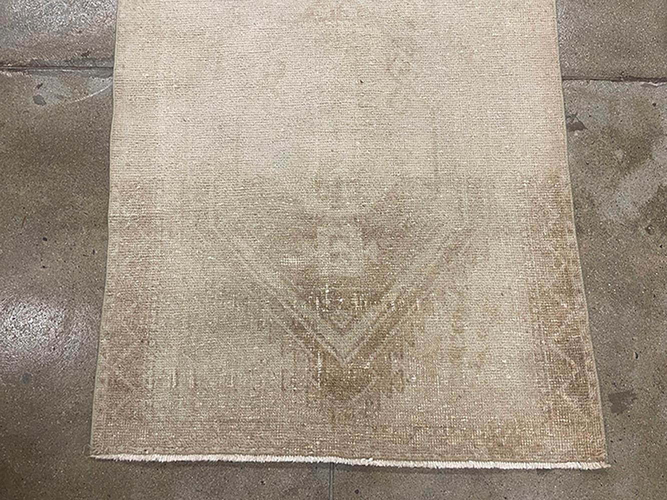 Organico moderno Runner turco fatto a mano della metà del 20° secolo della collezione Silk Road Rug Inc in vendita