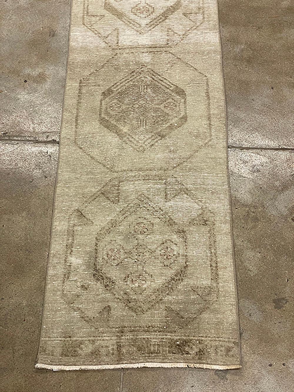 Organico moderno Runner turco fatto a mano della metà del 20° secolo della collezione Silk Road Rug Inc in vendita