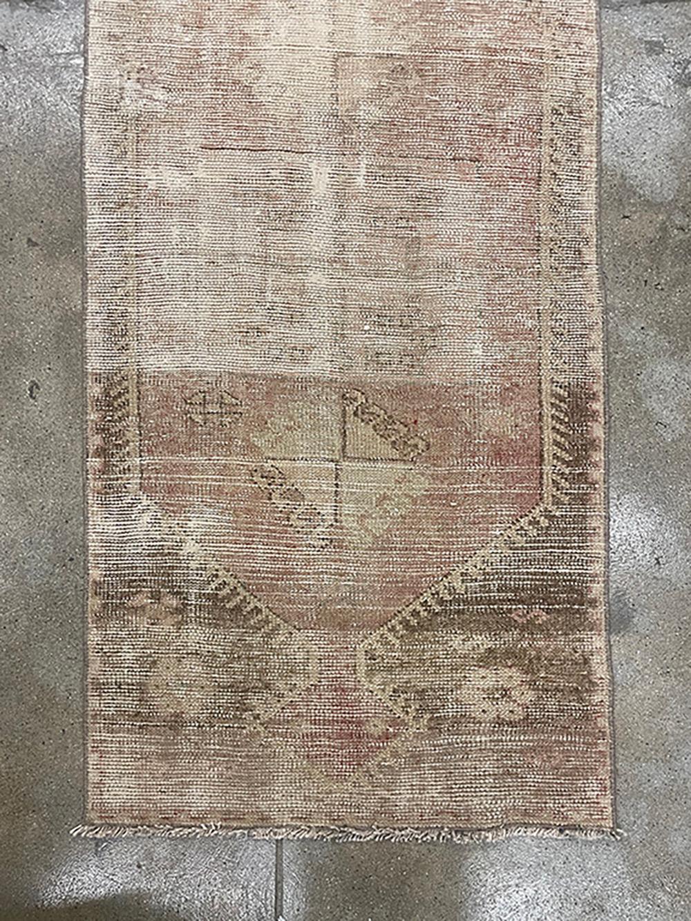 Tribale Runner turco fatto a mano della metà del 20° secolo della collezione Silk Road Rug Inc in vendita