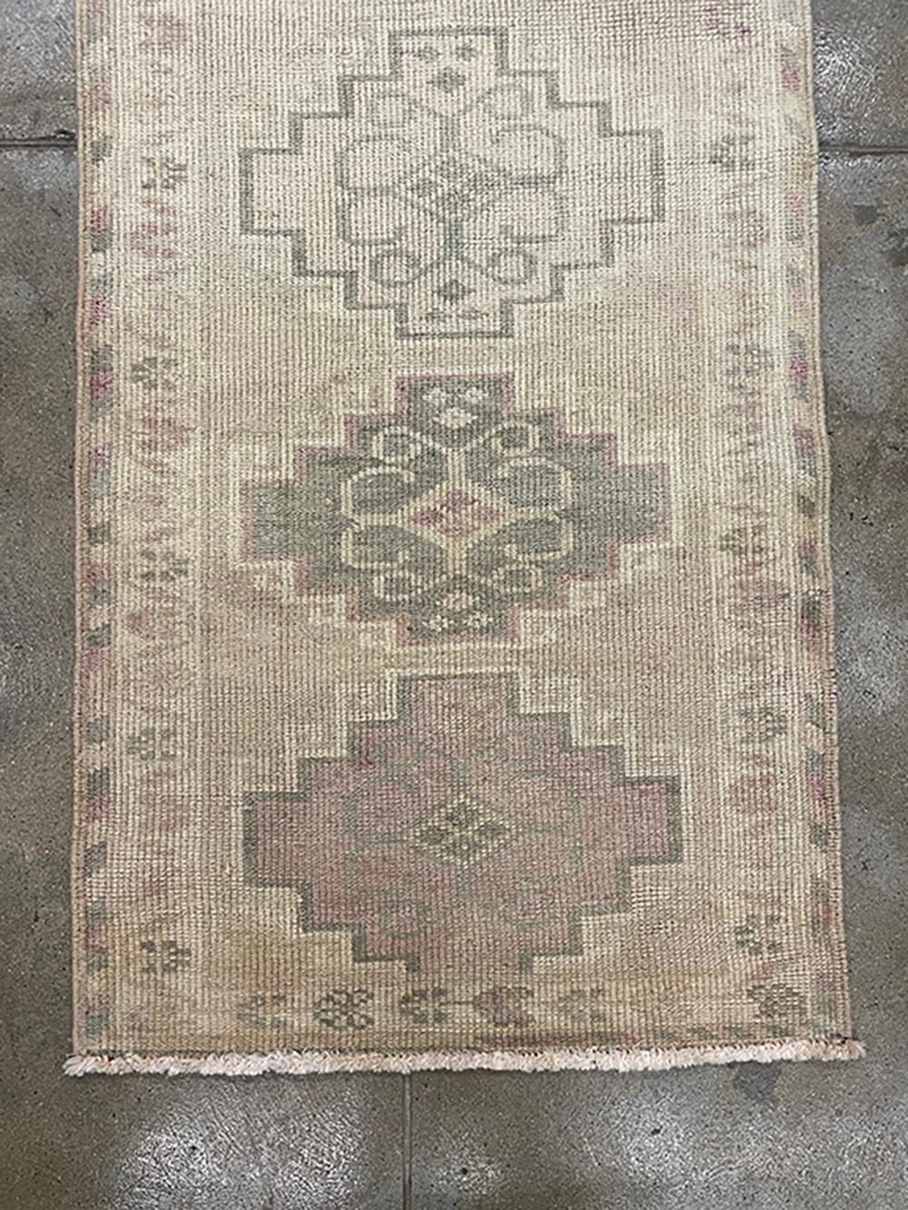 Handgefertigter türkischer Läufer aus Seiden- Road Rug Inc-Kollektion aus der Mitte des 20. Jahrhunderts (Stammeskunst) im Angebot