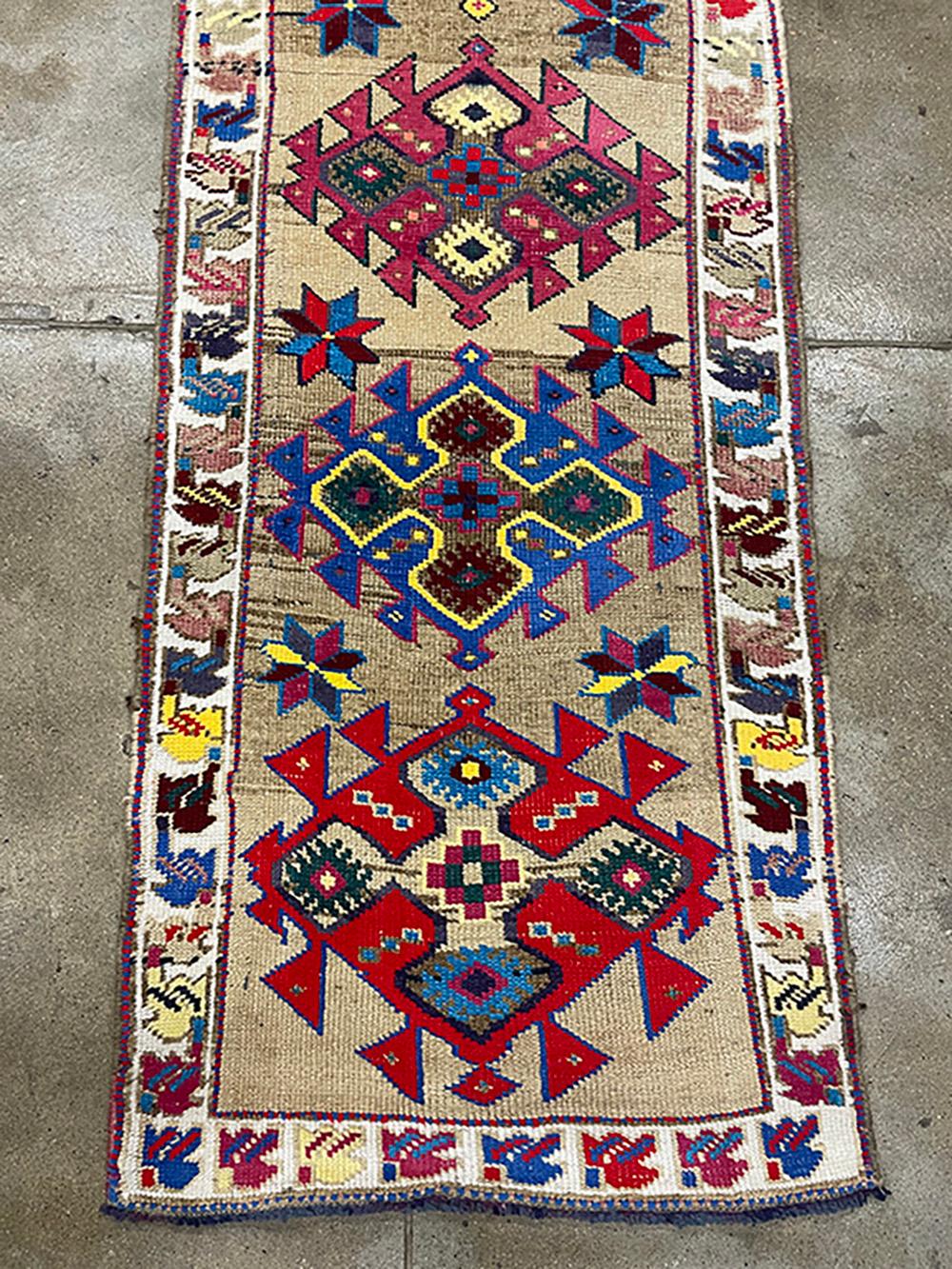 Tribale Runner turco fatto a mano della metà del 20° secolo della collezione Silk Road Rug Inc in vendita