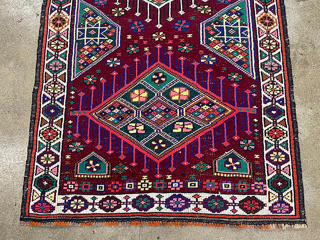 Tribale Runner turco fatto a mano della metà del 20° secolo della collezione Silk Road Rug Inc in vendita