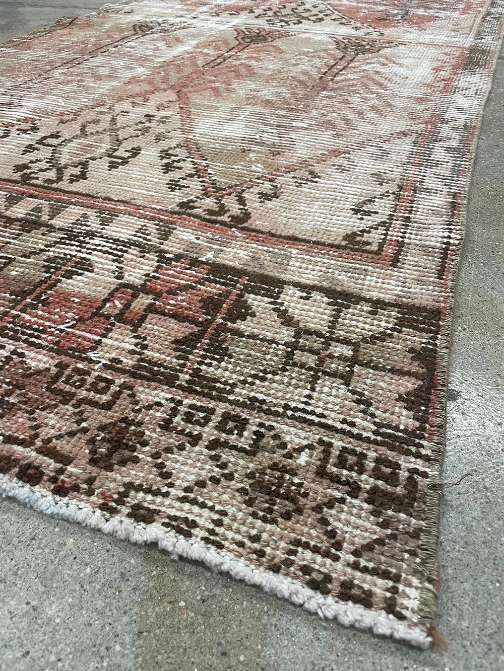 Tribale Runner turco fatto a mano della metà del 20° secolo della collezione Silk Road Rug Inc in vendita