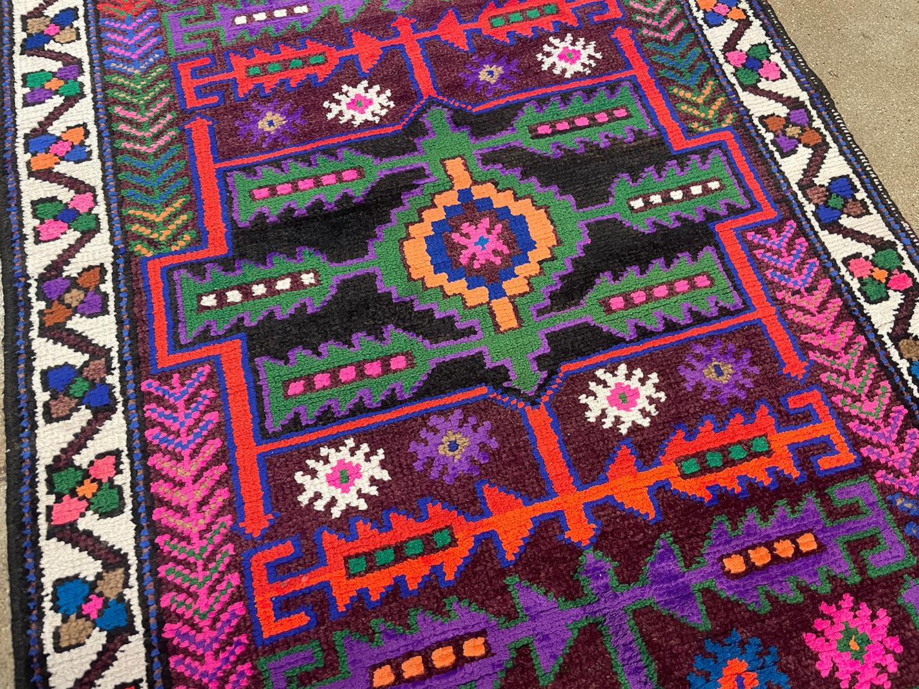 Tribale Runner turco fatto a mano della metà del 20° secolo della collezione Silk Road Rug Inc in vendita