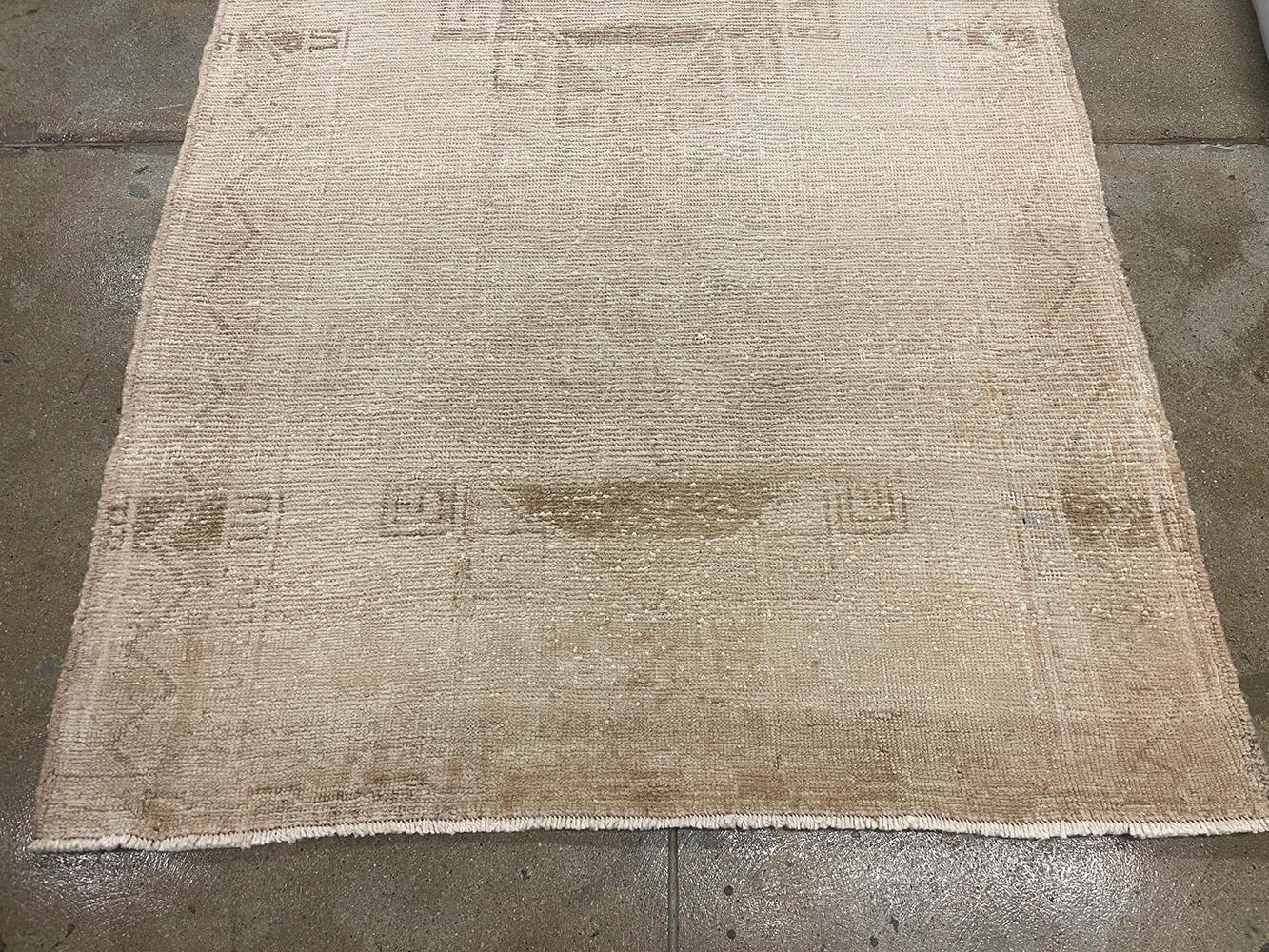 Annodato a mano Runner turco fatto a mano della metà del 20° secolo della collezione Silk Road Rug Inc in vendita