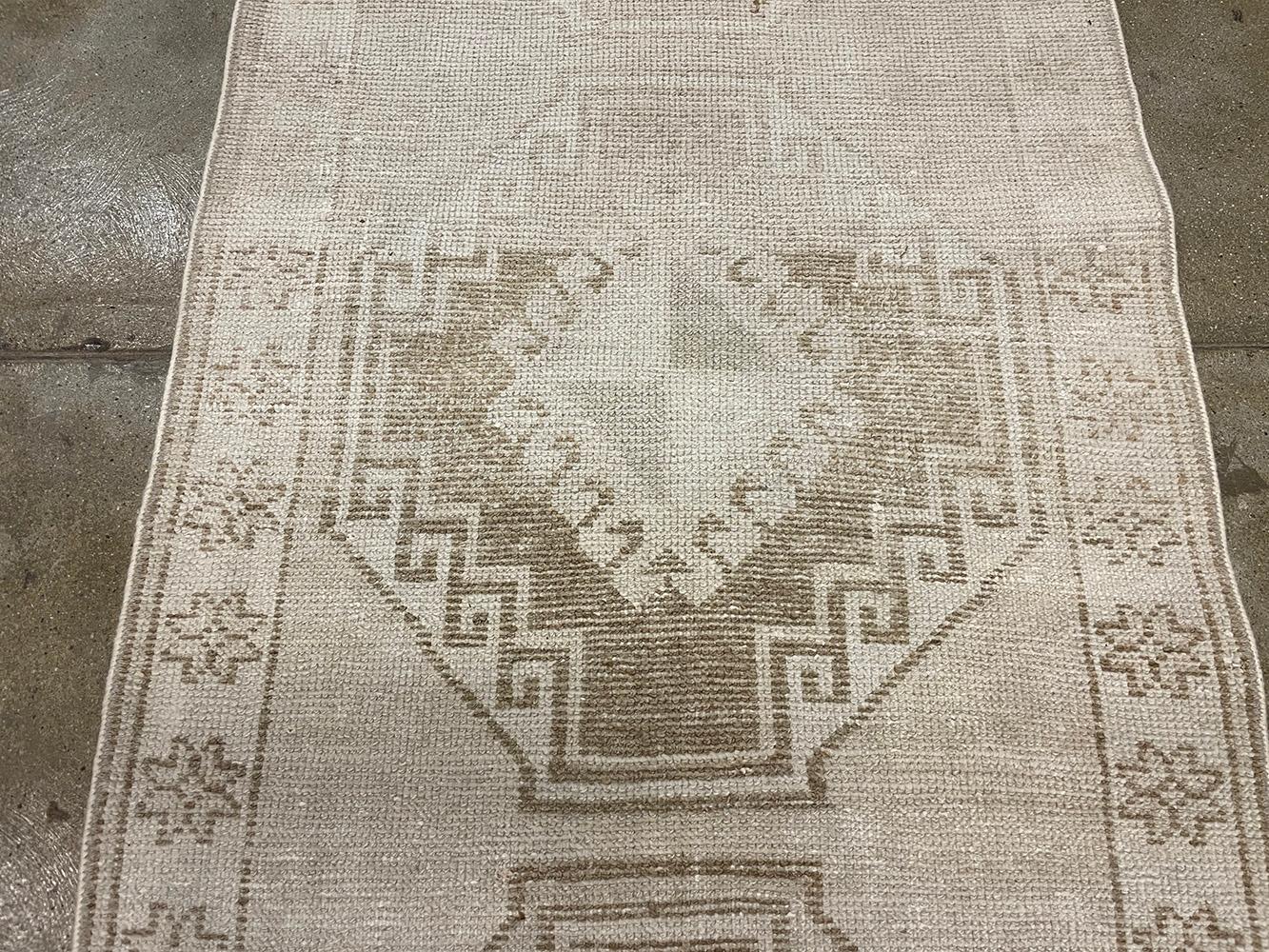 Turco Runner turco fatto a mano della metà del 20° secolo della collezione Silk Road Rug Inc in vendita