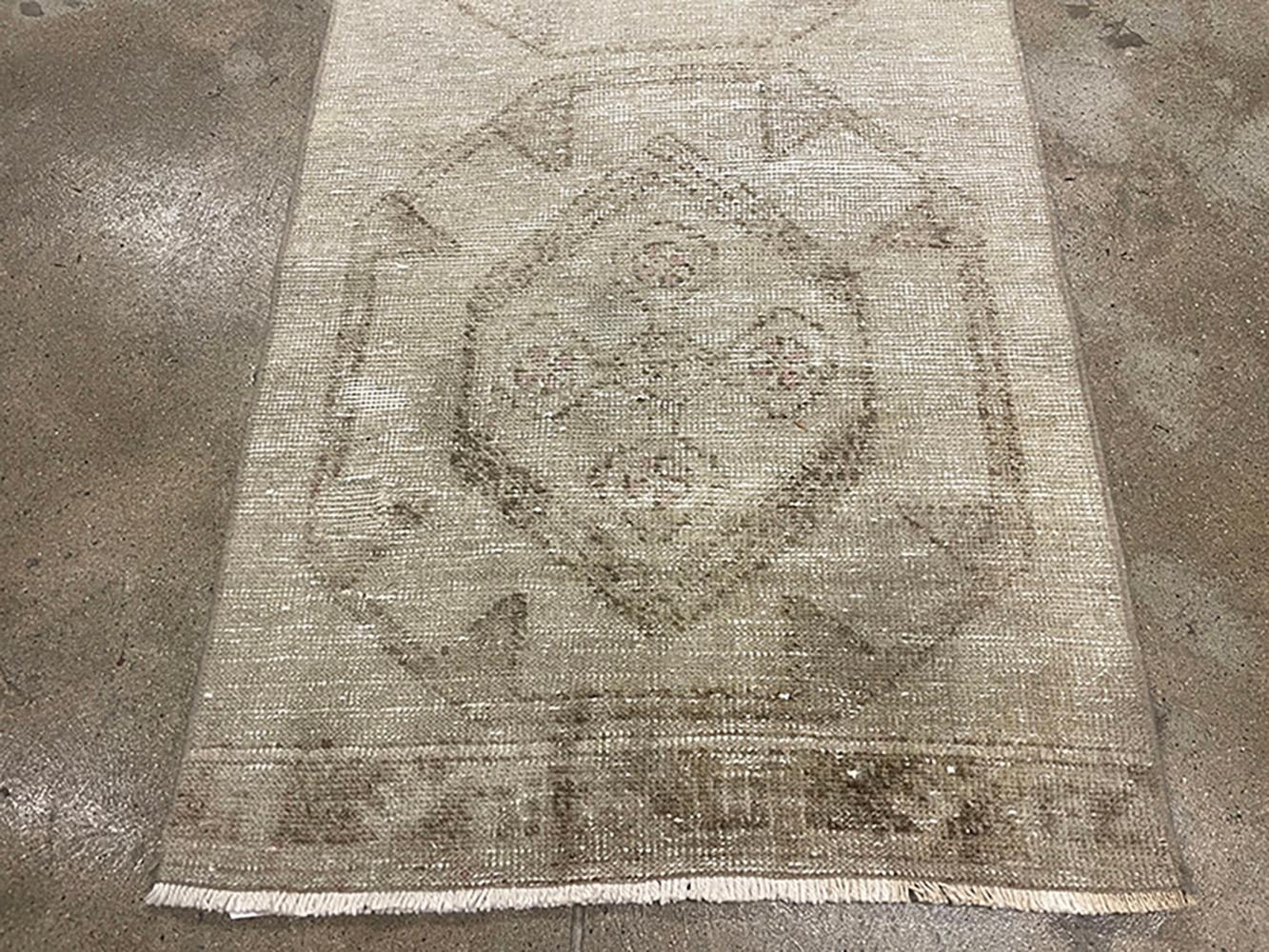Turco Runner turco fatto a mano della metà del 20° secolo della collezione Silk Road Rug Inc in vendita