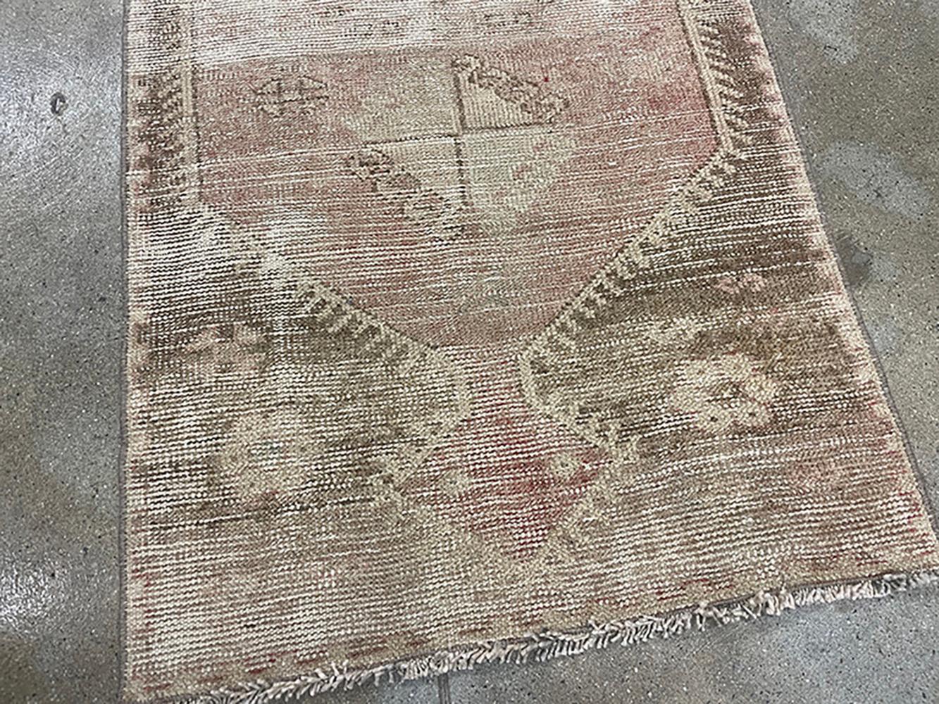 Turco Runner turco fatto a mano della metà del 20° secolo della collezione Silk Road Rug Inc in vendita