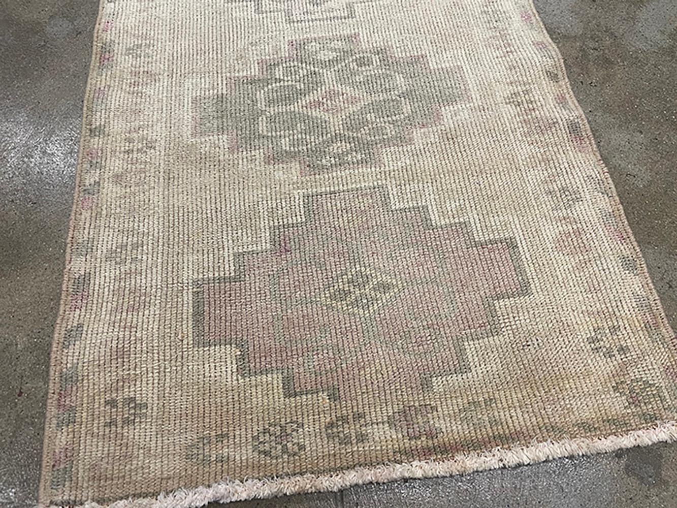 Handgefertigter türkischer Läufer aus Seiden- Road Rug Inc-Kollektion aus der Mitte des 20. Jahrhunderts (Türkisch) im Angebot