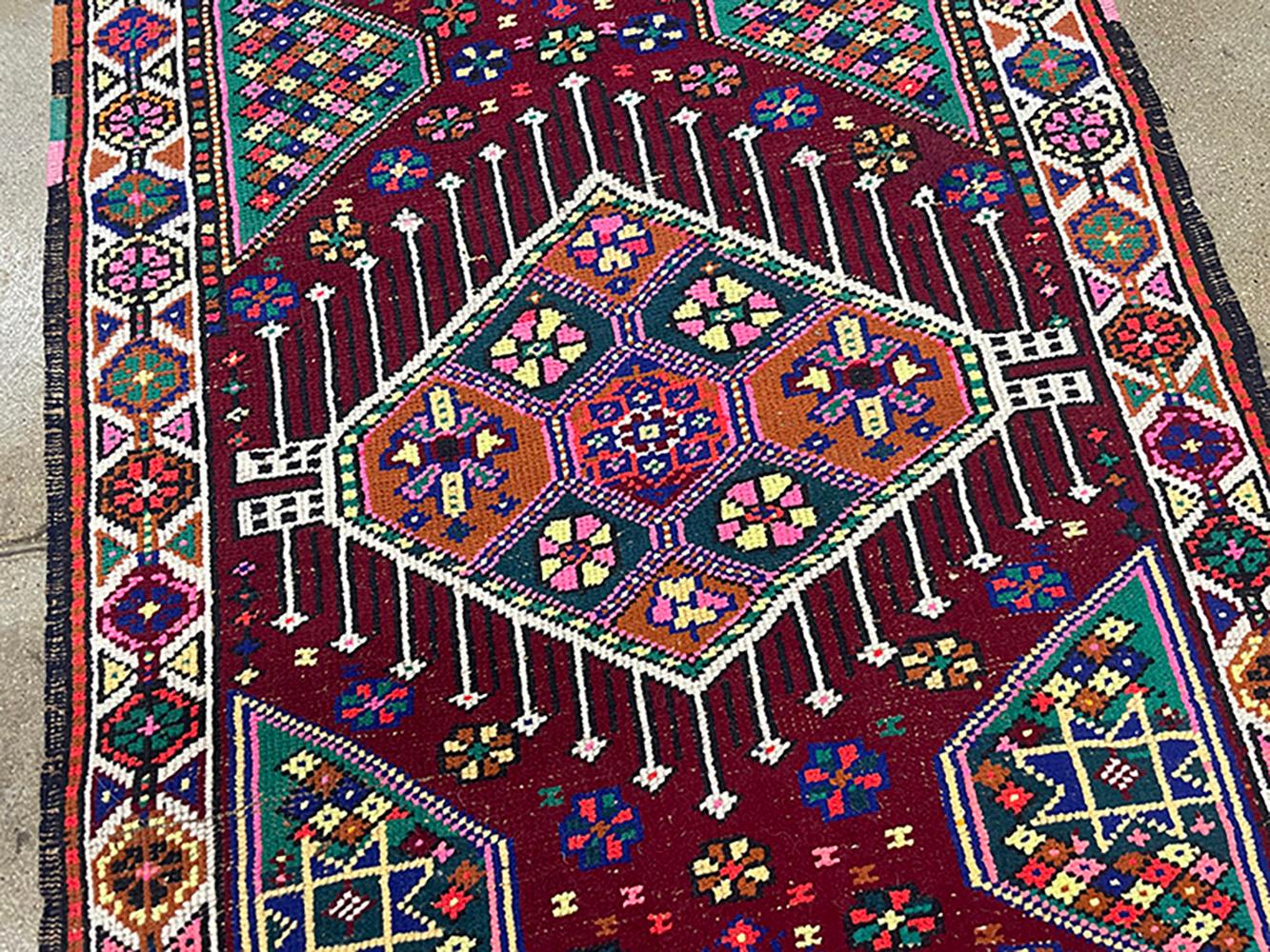 Turco Runner turco fatto a mano della metà del 20° secolo della collezione Silk Road Rug Inc in vendita