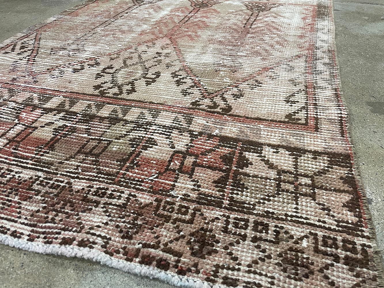Turco Runner turco fatto a mano della metà del 20° secolo della collezione Silk Road Rug Inc in vendita